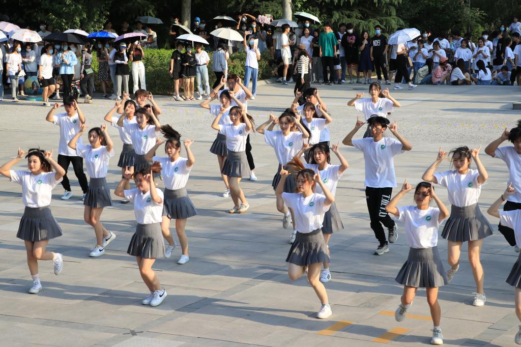 我校举办"喜迎二十大,永远跟党走,奋进新征程"校园广场舞大赛-舞蹈